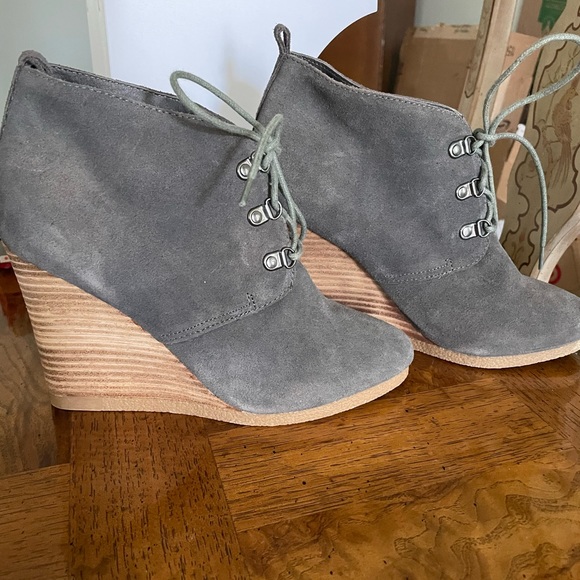 Express Women’s Gray Suede Wedge Booties Size 8.5 - Picture 4 of 14